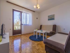 ein Wohnzimmer mit einem Sofa und einem Tisch in der Unterkunft Apartments Meri in Dramalj
