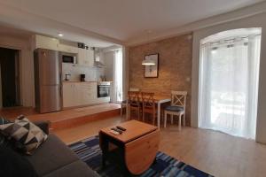 ein Wohnzimmer mit einem Sofa und einem Tisch in der Unterkunft Rovinj Home with a Garden by Rocco in Rovinj