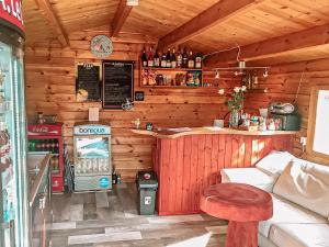 un bar en una cabaña de madera con barra en Pruuli Puhkeküla, en Nurme