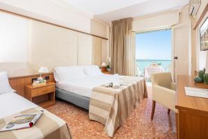 Posteľ alebo postele v izbe v ubytovaní Hotel Royal