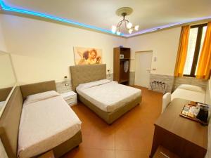 - une chambre avec deux lits et un canapé dans l'établissement Hotel Ester, à Florence