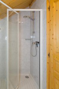 um chuveiro com uma caixa de vidro na casa de banho em CHAMBRE d'HÔTE LA PETITE BERGERIE em La Chapelle-dʼAbondance