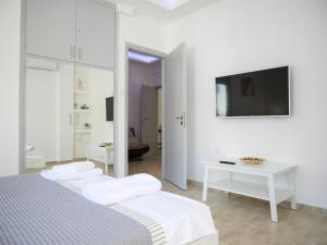 Televízia a/alebo spoločenská miestnosť v ubytovaní Lux Sea Apartment - Porto Rafti