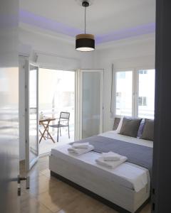 Posteľ alebo postele v izbe v ubytovaní Lux Sea Apartment - Porto Rafti