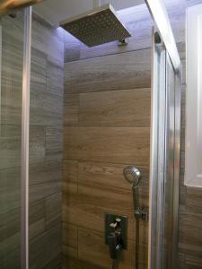 łazienka z prysznicem z głowicą prysznicową w obiekcie Lux Sea Apartment - Porto Rafti w mieście Porto Rafti