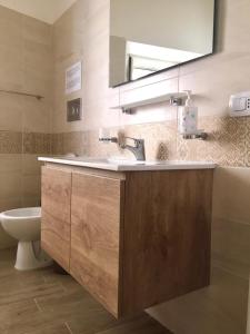 ラメーツィア・テルメにあるB&B San Giovanniのバスルーム(洗面台、トイレ、鏡付)