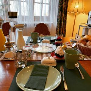 einen Tisch mit einem Teller Essen darüber in der Unterkunft Pension Thilo in Bad Wildbad