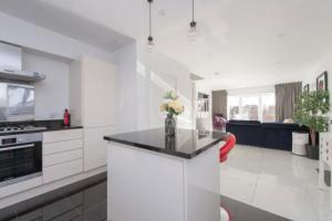 Modern 3 Bed House in London for up to 6 people - with private parking and garden