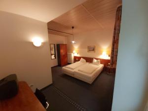 Ένα ή περισσότερα κρεβάτια σε δωμάτιο στο Schwarze Adler