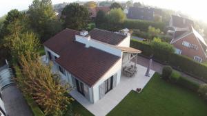 una vista aérea de una casa con techo en B&B Yaca en De Haan