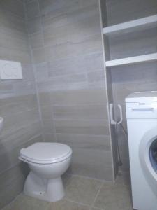 een badkamer met een wit toilet en een wastafel bij Casa Vacanze Lido del Piacere in Peschici