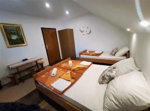 um pequeno quarto com uma cama e uma mesa em House Pavlic em Grabovac