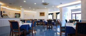 a dining room with tables and chairs in a restaurant at Hotel Hermitage in Polla