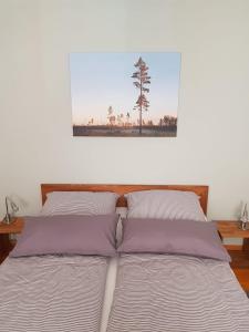 een slaapkamer met 2 bedden en een foto aan de muur bij Ferienwohnung Kommunikation 5 in Brandenburg an der Havel