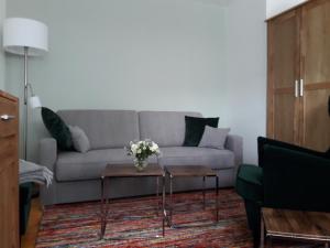 ein Wohnzimmer mit einem Sofa und einem Tisch in der Unterkunft Ferienwohnung Kommunikation 5 in Brandenburg an der Havel