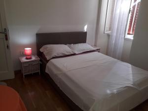 sypialnia z łóżkiem z czerwoną świecą na stole w obiekcie Studio on Main Pedestrian street w Puli