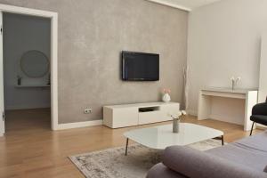 ein Wohnzimmer mit einem TV an der Wand in der Unterkunft Apartament Wypoczynkowa 4 in Danzig