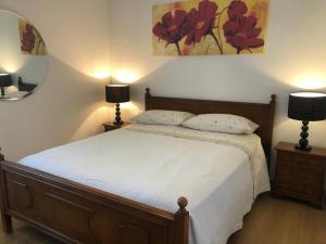 sypialnia z łóżkiem z 2 lampami i lustrem w obiekcie Da Nonna Stella w mieście Miglianico
