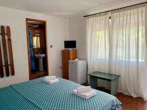 1 dormitorio con cama, mesa y ventana en Casa Palaghia, en 2 Mai