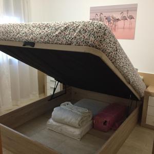 Litera con 2 almohadas en una habitación en Piso centrico cerca del puerto, en Sant Carles de la Ràpita 5 fotos más