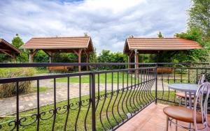 Vonkajšia záhrada v ubytovaní Apartmány Karmon Park