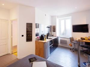 a kitchen with a sink and a desk in a room at Crypto Prestige - Gare et Centre - Studio et T3 in Angers