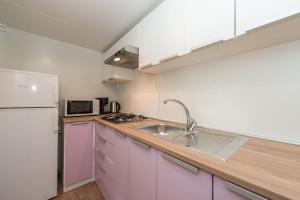 Kuchyňa alebo kuchynka v ubytovaní Mobile home Pecten 03
