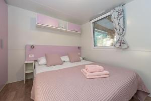 Posteľ alebo postele v izbe v ubytovaní Mobile home Pecten 03