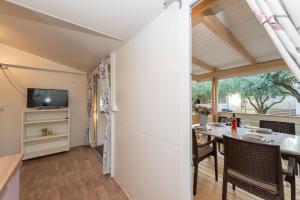 Televízia a/alebo spoločenská miestnosť v ubytovaní Mobile home Pecten 03