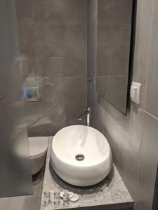 Koupelna v ubytování Saint Nicholas Hotel