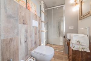 a bathroom with a toilet and a shower at La Dimora del Mugnaio in San Giovanni in Marignano