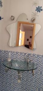 カディスにあるLa casita de Claudiaのバスルーム(洗面台、鏡付)