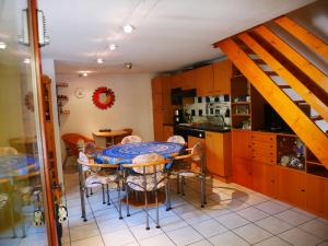 グリュイッサンにあるLagon 173 - Maison de Vacances - 3 Chambresのキッチン(テーブル、椅子付)