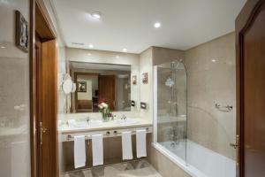 a bathroom with two sinks and a shower at Parador de Hondarribia in Hondarribia