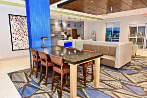 comedor con mesa y sillas en Holiday Inn Express & Suites - Perryville I-55, an IHG Hotel en Perryville