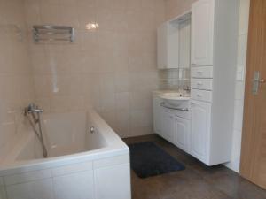 ein Badezimmer mit einer weißen Badewanne und einem Waschbecken in der Unterkunft Ferienwohnung Bluemelhube Wohnung Elisabeth in Vordernberg