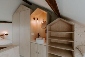 Una habitación con una cama y un baño con estanterías. en Jolie Logie, en Nieuwpoort