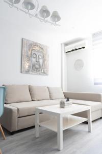 - un salon avec un canapé et une table dans l'établissement Casa Teresa, à Cenes de la Vega