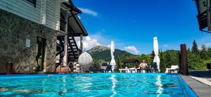 Bazén v ubytování Whiteberry hotel nebo v jeho okolí