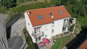 uma vista aérea de uma casa com um telhado laranja em K&D em Rijeka