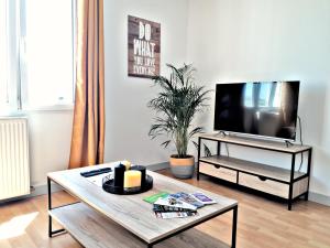 een woonkamer met een tv en een salontafel bij Casterneau3 in Nantes