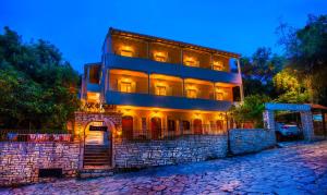 un edificio con luces encima en Nefeli Hotel, en Agios Nikitas