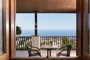 um pátio com uma mesa e cadeiras numa varanda em Monte Solaro Bed & Breakfast em Anacapri