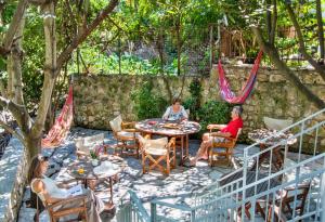 Jardí fora de Nefeli Hotel