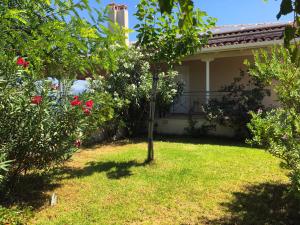 Vonkajšia záhrada v ubytovaní Corinthian Sun - Vacation Home