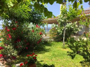 Vonkajšia záhrada v ubytovaní Corinthian Sun - Vacation Home
