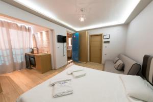 Pokój hotelowy z łóżkiem i umywalką w obiekcie Hotel Parthenon Rodos city w mieście Rodos