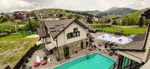 Nespecifikovaný výhled na hory nebo výhled na hory při pohledu z hotelu