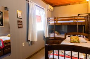 מיטה או מיטות קומותיים בחדר ב-Alma Brava