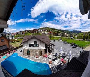 Nespecifikovaný výhled na hory nebo výhled na hory při pohledu z hotelu